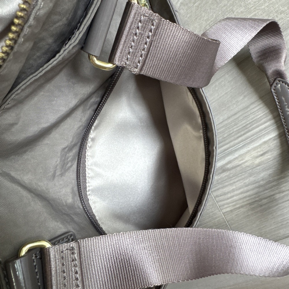 Kipling Dolan Nylon Patent Leather Shoulder Bag Beige Taupe Brown Gold Like New - Picture 10 of 16